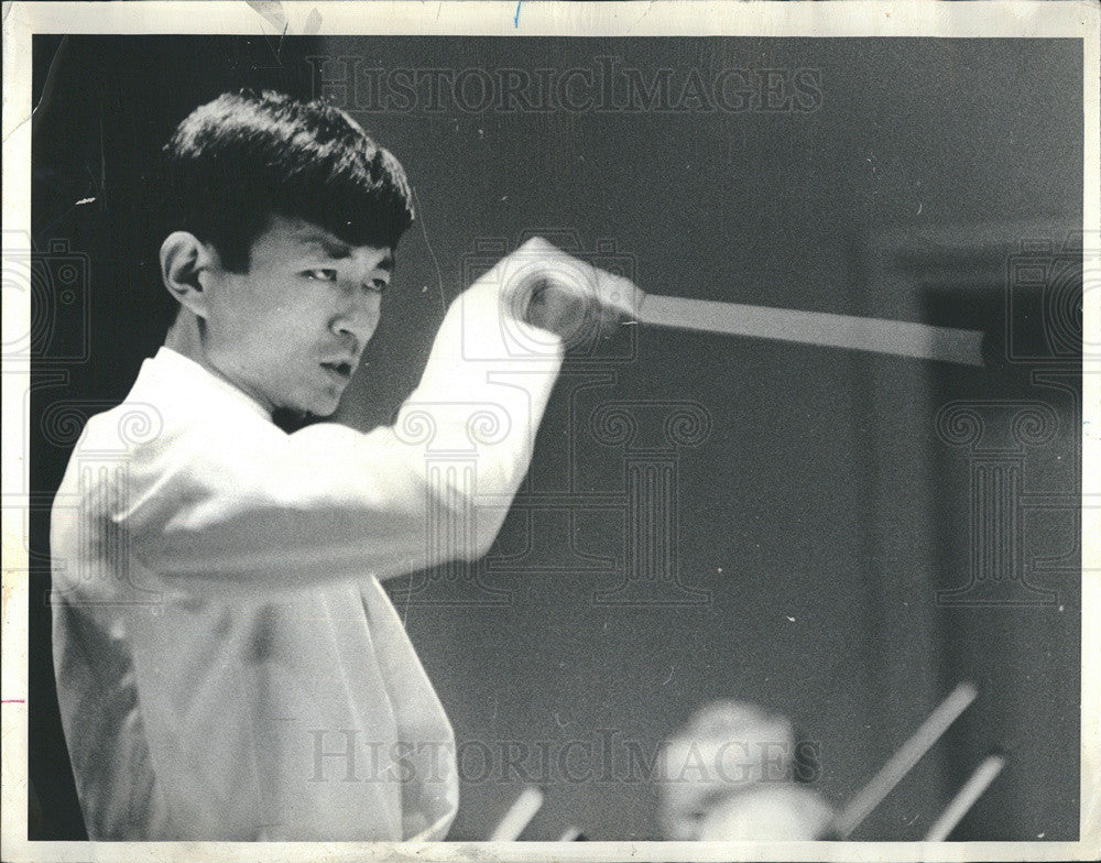 1964 Press Photo Seiji Ozawa win player solo passage - Historic Images