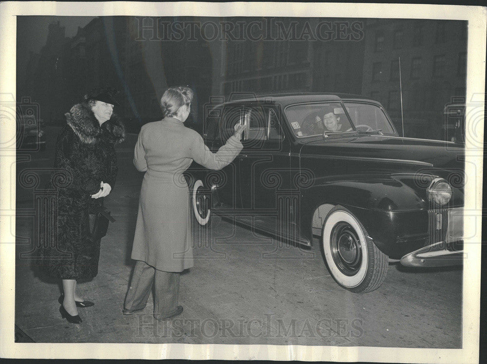 1943 Press Photo Emily Post, War-Time Ride Thumbing - Historic Images