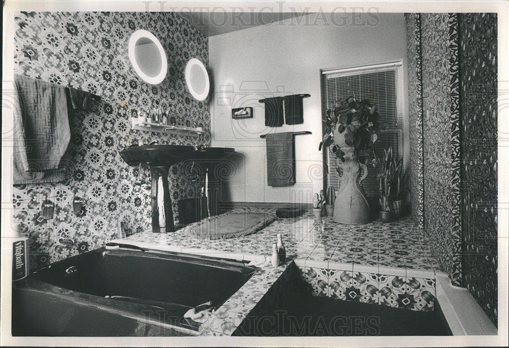 1981 Press Photo Ralph Yougren Bathroom In Chgo Mansion With Floral Tile - Historic Images