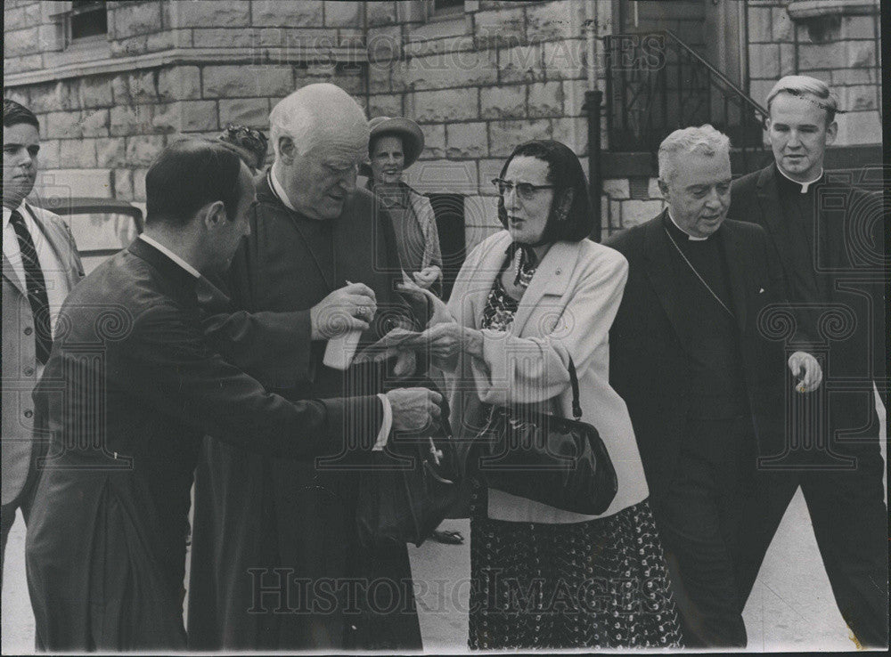 1967 Press Photo Woman runs to Archbishop Canterbury for autograph Bishop Burill - Historic Images