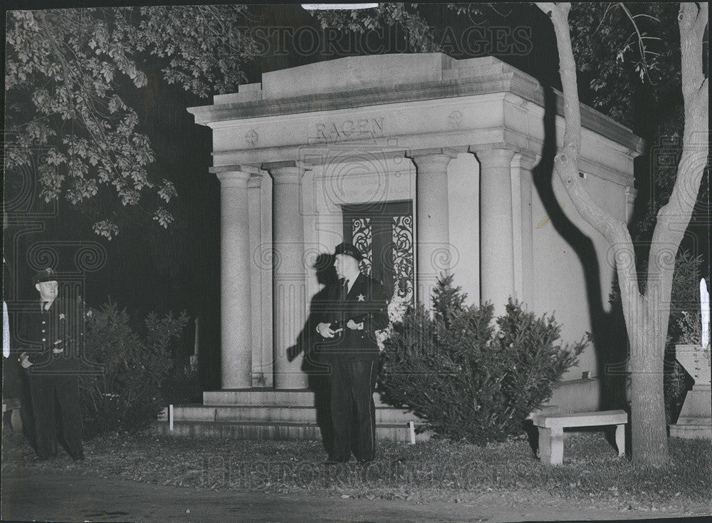 1948 Press Photo Guards At Ragen&#39;s Tomb Mt Olivet Cemetery Thomas Traynor - Historic Images