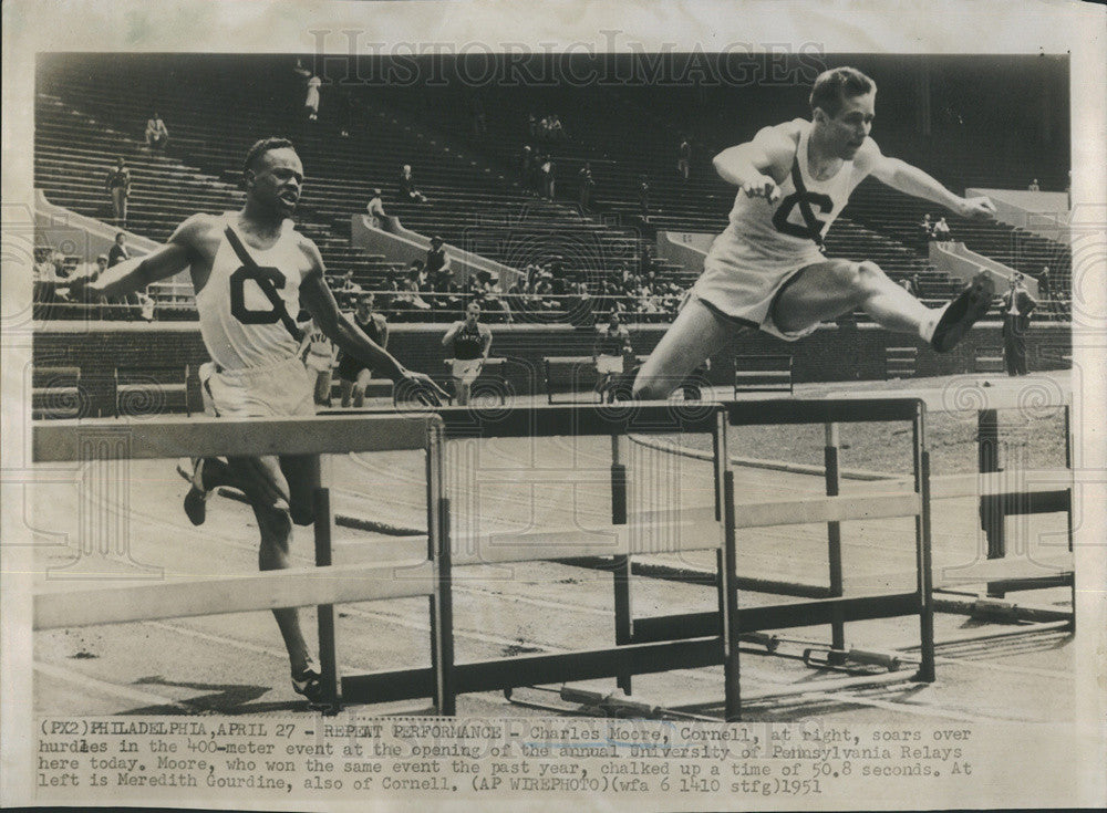 1951 Press Photo Charles Moore Hurdling 400 Meter Race At Univ PA Relay-Cornell - Historic Images