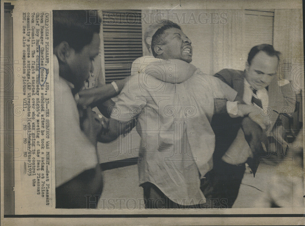 1973 Press Photo Seat Pleasant Town Mgr Swings At Cop And Is Subdued-Over Money - Historic Images