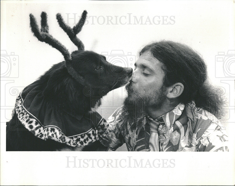 1986 Press Photo Michael Mielnik and his dog at King Richard&#39;s Faire, Wisconsin - Historic Images