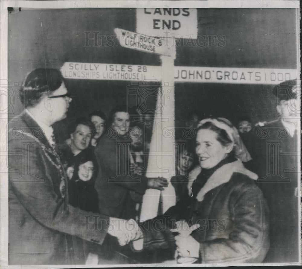 1960 Press Photo Dr Barbara Moore Greeted After Hiking Down Land&#39;s End Scotland - Historic Images