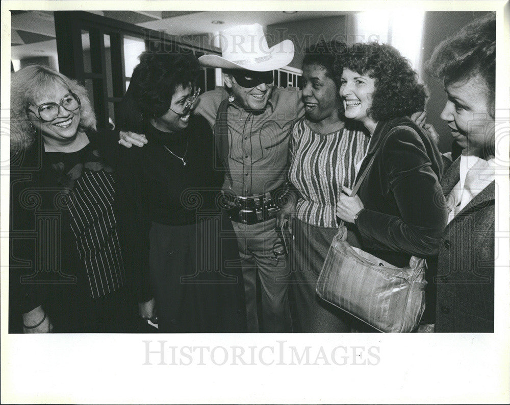 1987 Press Photo Lone Ranger Clayton Moore Meeting Amoco Employees Cafeteria - Historic Images