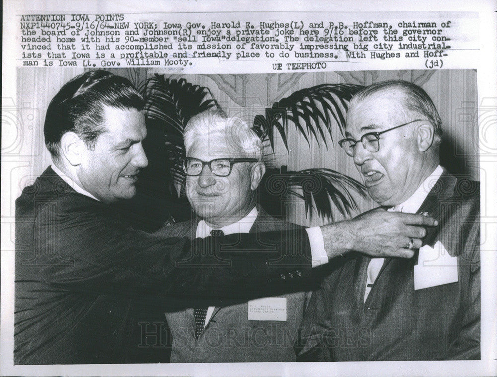 1964 Press Photo Iowa Gov. H Hughes (L) &amp; P.B. Hoffman (R) &amp; Iowa Lt. Gov. Mooty - Historic Images