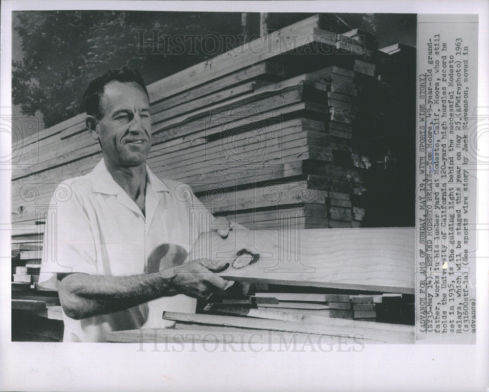 1963 Press Photo Tom Moore Working Lumber Yard Former College Track Star Record - Historic Images