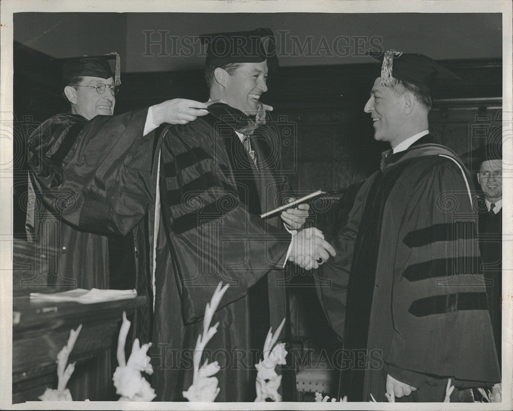 1946 Press Photo Actor Dennis Morgan Receiving Diploma President Vander Lugt - Historic Images