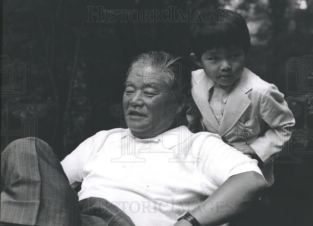 1973 Press Photo Foreign Minister Masayoshi Ohira With Grandson Karuizawa - Historic Images
