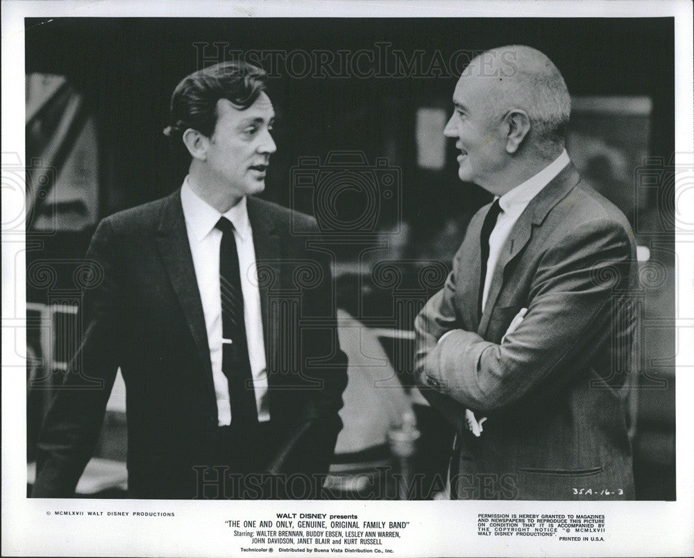 1969 Press Photo Producer Bill Anderson and Director Michael O&#39;Herlihy discuss - Historic Images