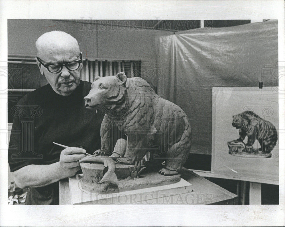 1975 Press Photo Sculptor Eric Olson Commissioned  Series on Endangered Species - Historic Images