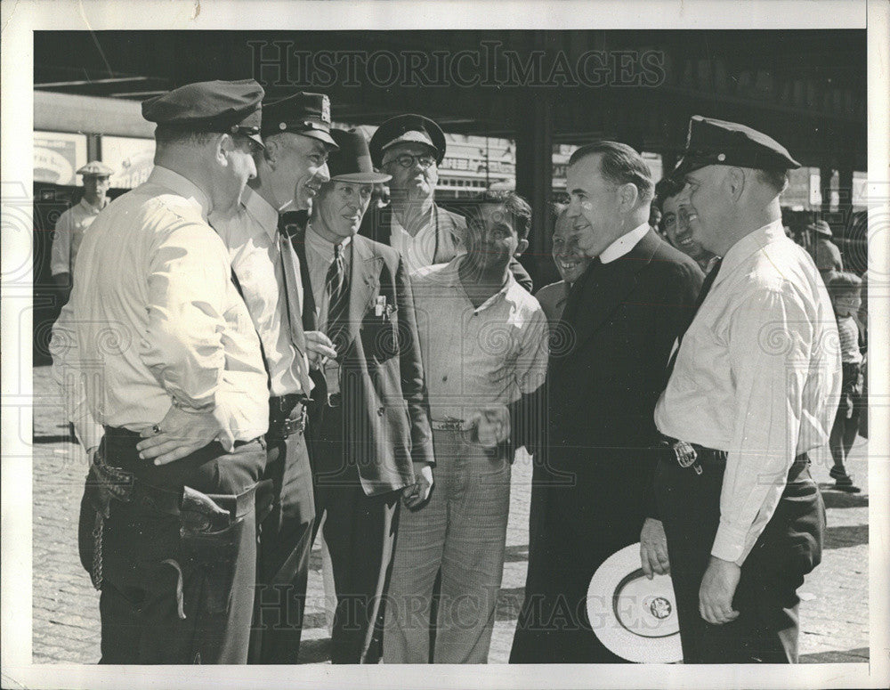 1983 Press Photo Father O&#39;Donnell With Flock of Waterfront Cops, Workers - Historic Images