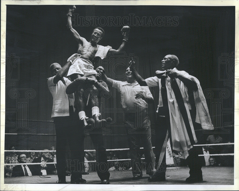 1982 Press Photo Dr Herbert Odom On Roosevelt Green Shoulders After Victory - Historic Images