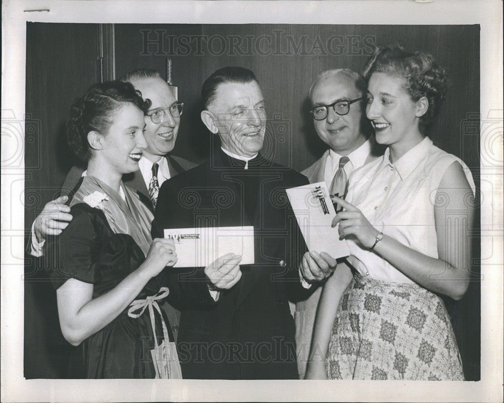 1952 Press Photo Marlene Roeder &amp; Avivva Silberman Awarded Community Scholarship - Historic Images