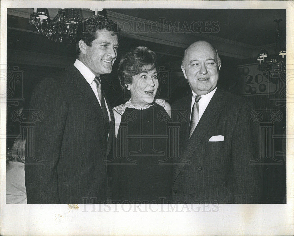 1967 Press Photo Hugh O&#39;Brian Mrs. Robert Elson and Thomas Burke at Conrad Hotel - Historic Images