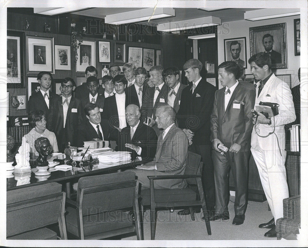 1968 Press Photo Youth representatives listen to Judge Marovitz explain process - Historic Images