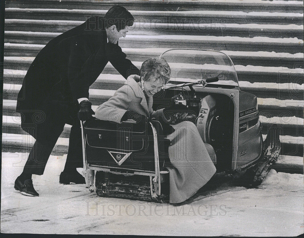 1968 Press Photo Hugh O&#39;Brian And Susie Lennox Try to Go Up Steps In Snow Mobile - Historic Images