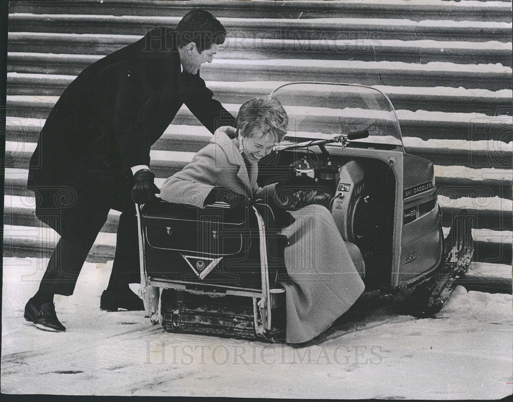1968 Press Photo Hugh O'Brian And Susie Lennox Try to Go Up Steps In Snow Mobile - Historic Images