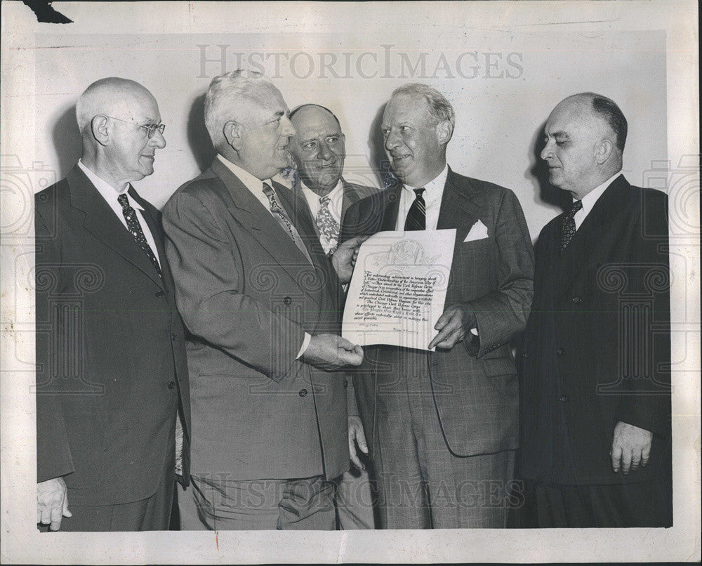 1951 Press Photo James Oates, Jr of Peoples Gas Light and Coke Co, receives awar - Historic Images