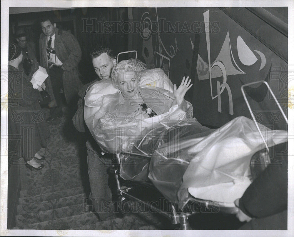 1954 Press Photo Singer Mary Ann McCall being carried by ambulance attendants - Historic Images