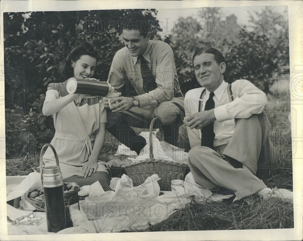 1942 Press Photo Mr. &amp; Mrs John McGuire &amp; Deno O&#39;Connor Lunch at Horse Show - Historic Images