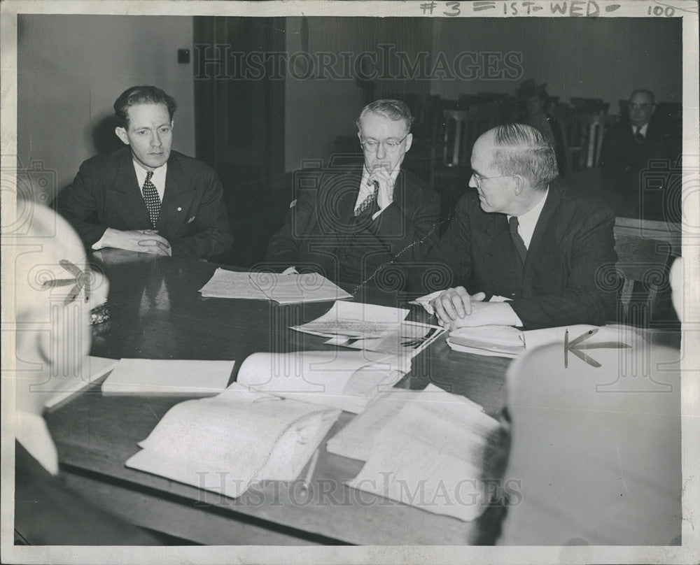 1945 Press Photo James McGuire and Jack McPhaul witness a petition for pardon - Historic Images