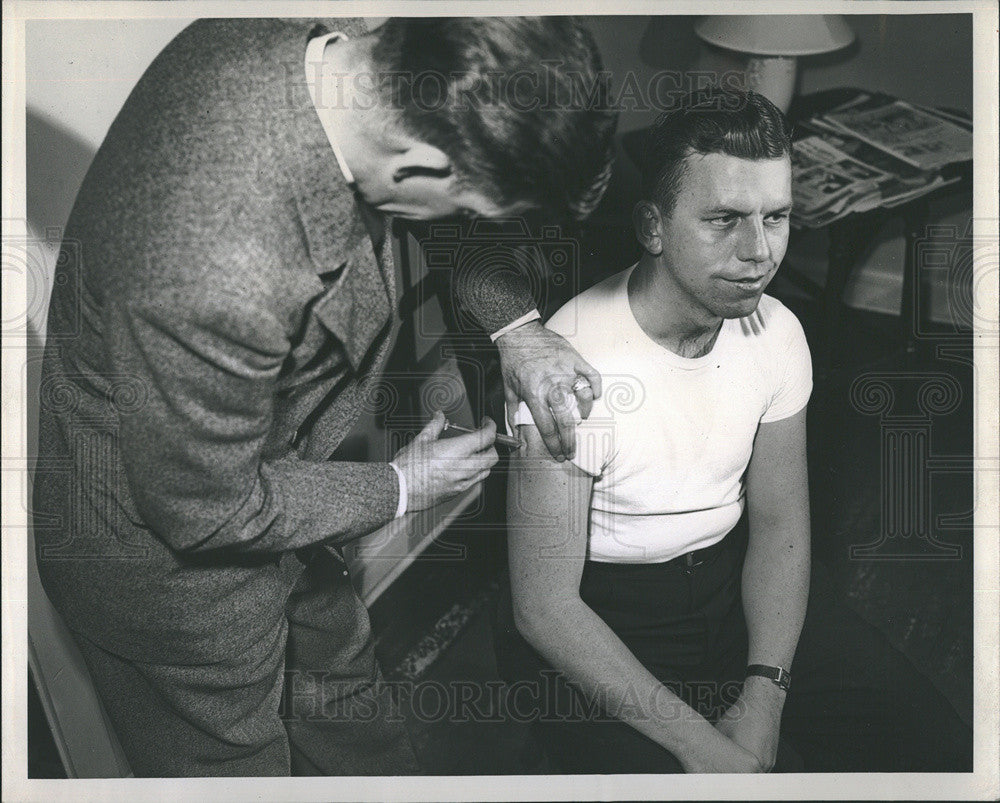 1947 Press Photo Reverend John McKechney Giving Shot Peace Mission To Japan - Historic Images