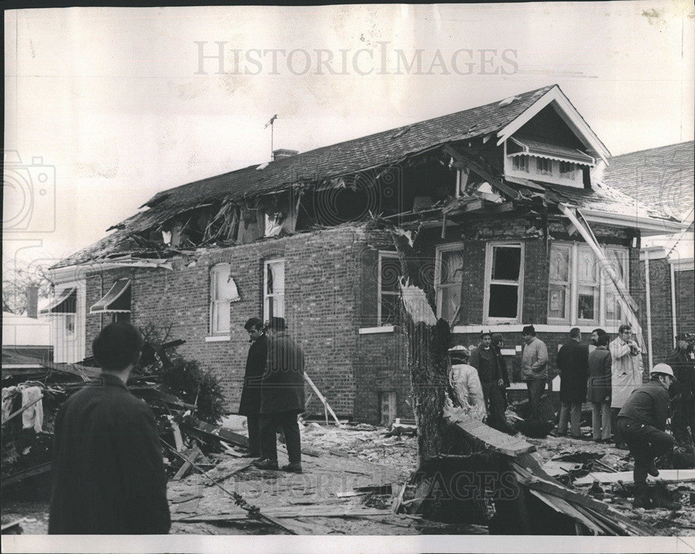 1972 Press Photo Roof Of House Sheared By Wing Of Plummeting Plane - Historic Images