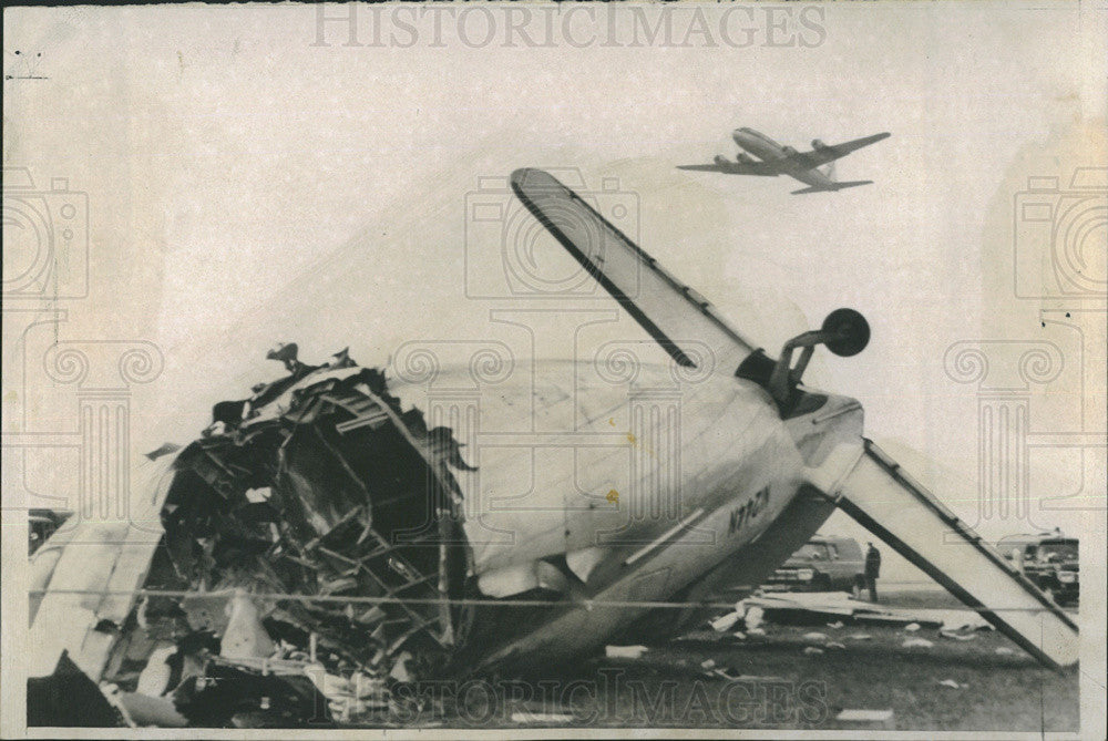 1960 Press Photo Polytechnic Institute FB Team Flight Crash Debris in Toldeo OH - Historic Images