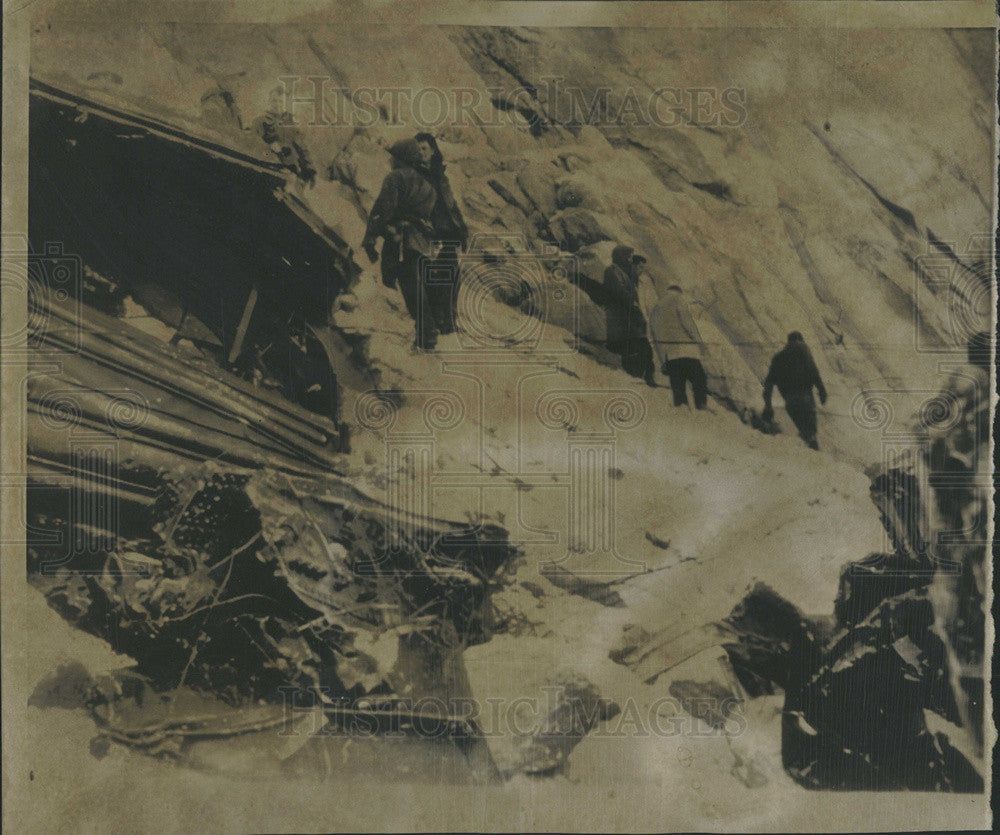 Press Photo People investigate debris after disaster - Historic Images