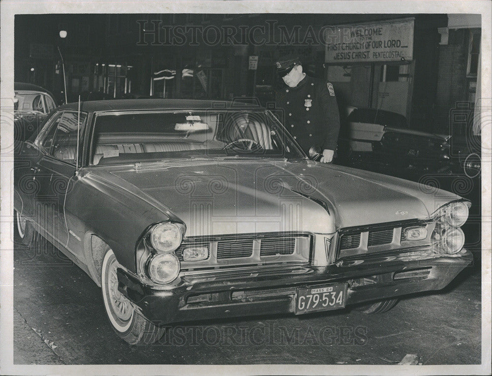 Press Photo Palodino Car Found In Roxbury-Cop Inspects It - Historic Images