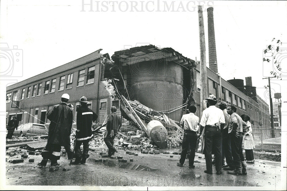 1978 Press Photo MEANS Employees Viewing Explosion Damage Firefighters Chicago - Historic Images