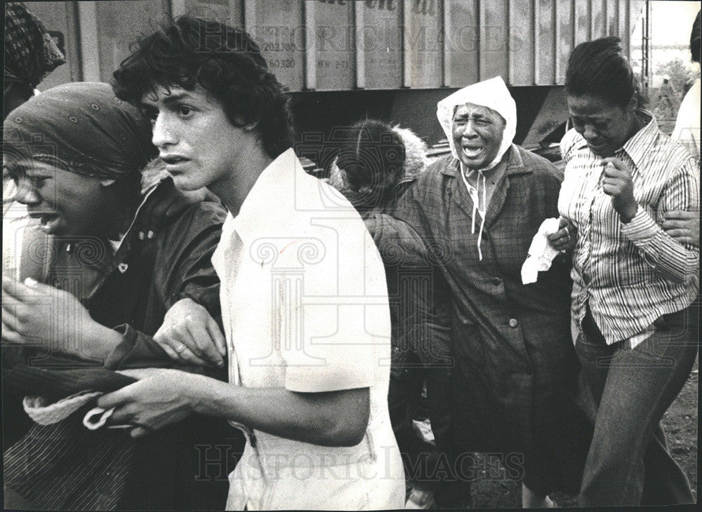 1977 Press Photo Chicago Grain Elevator Explosion Mourners Garvey Grain Inc - Historic Images