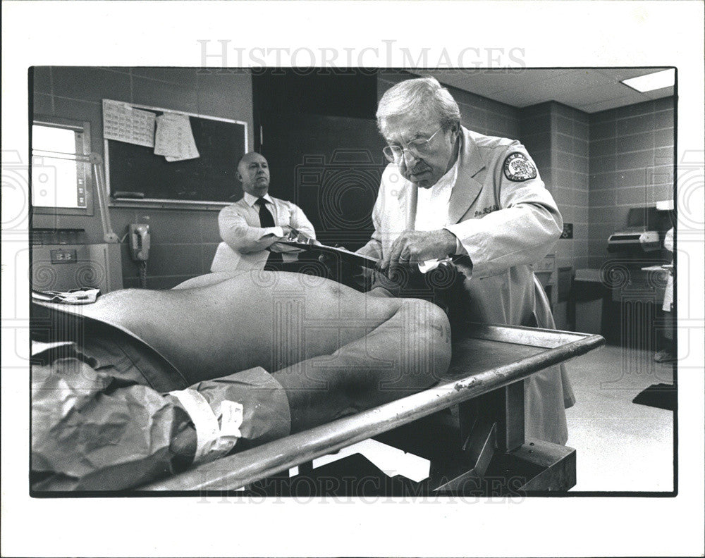 1991 Press Photo Dr Robert Stein, County Medical Examiner&#39;s Office - Historic Images