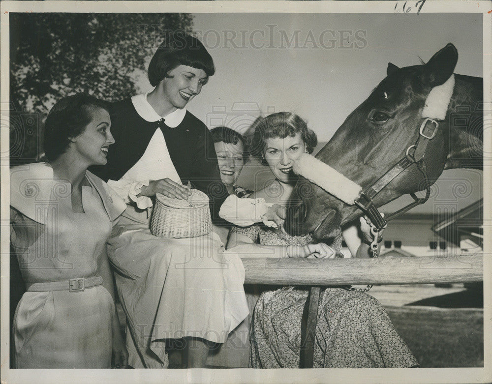 1950 Press Photo Friendly Women Feed Some Gold Racehorse Oak Brook Race Meet - Historic Images