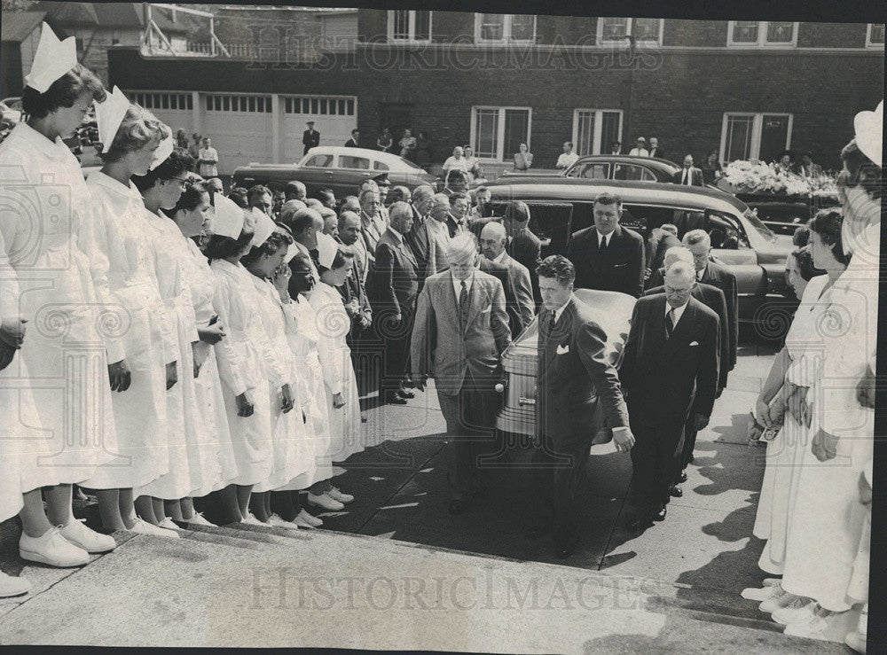 1952 Press Photo Funeral Dr. McGuire Carried Into St. Lawrence Church Chicago - Historic Images