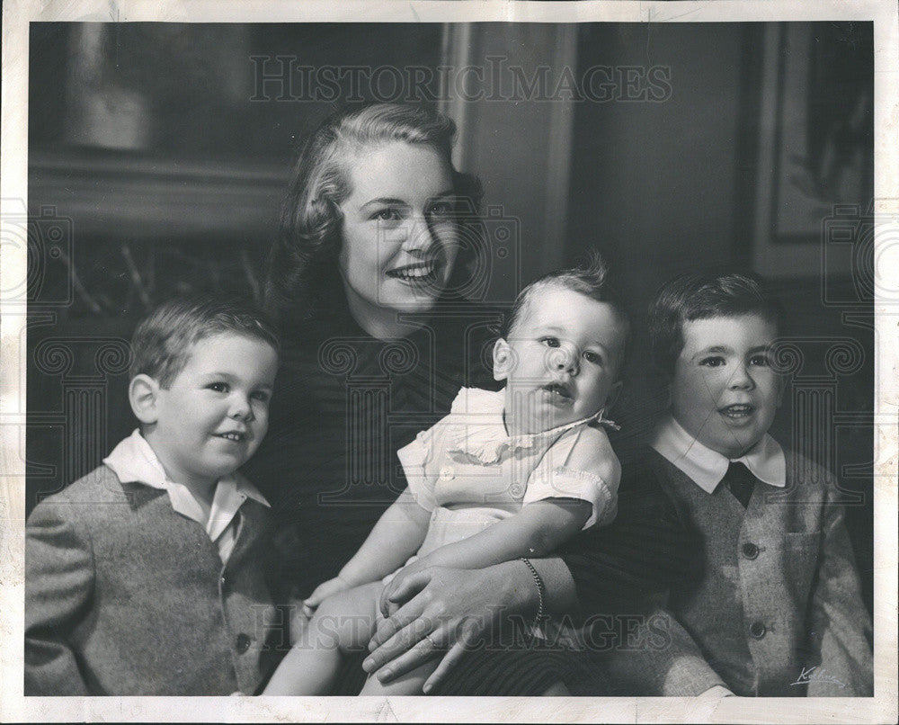 1954 Press Photo Mrs Walter McGuire Jr, Peter, Mark, Mercy Hospital - Historic Images