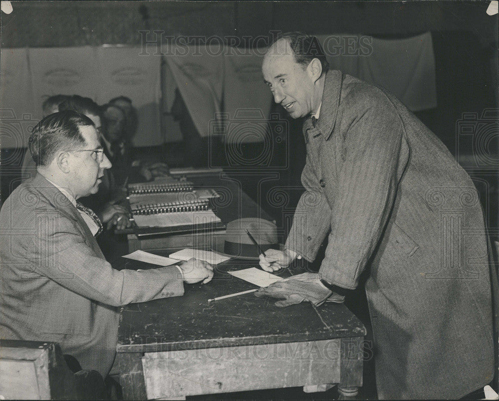 1948 Press Photo Adlai E. Stevenson Candidate Governor Votes Vernon Town Hall - Historic Images