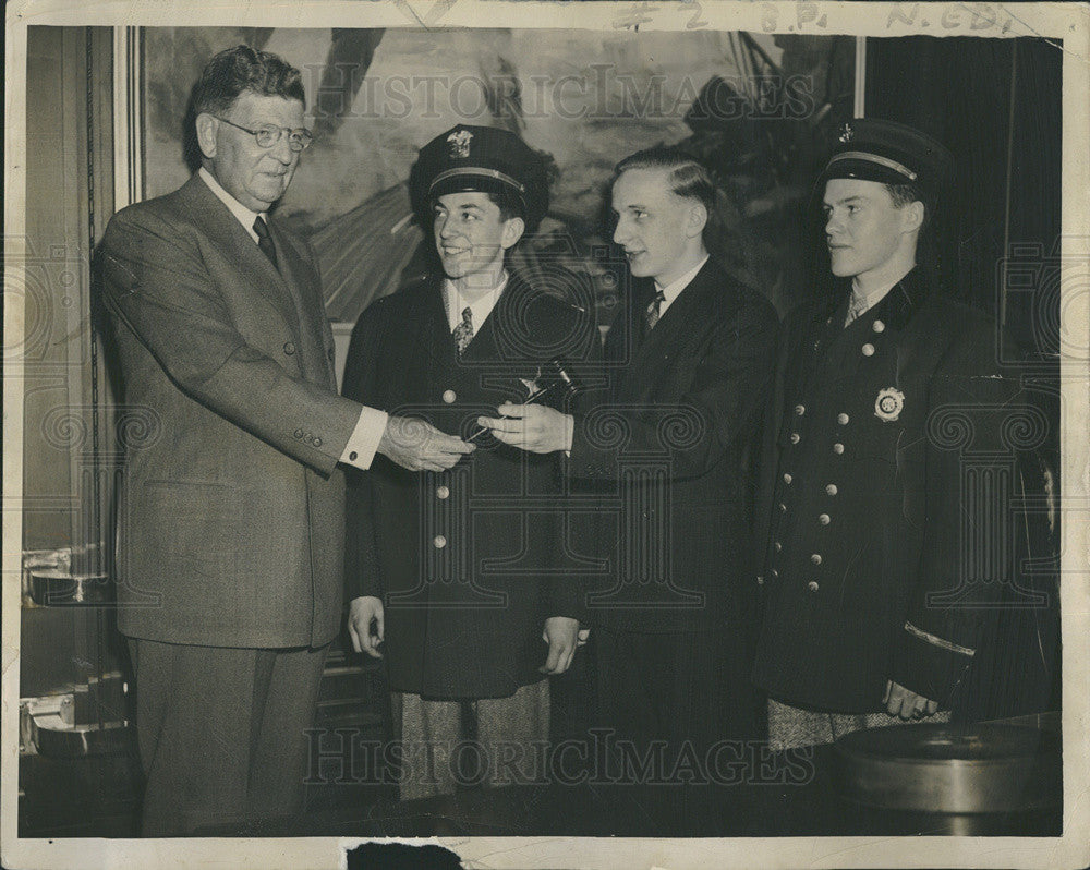 1941 Press Photo Mayor Kelly Hands Gavel to Boy Mayor Pacholski - Historic Images