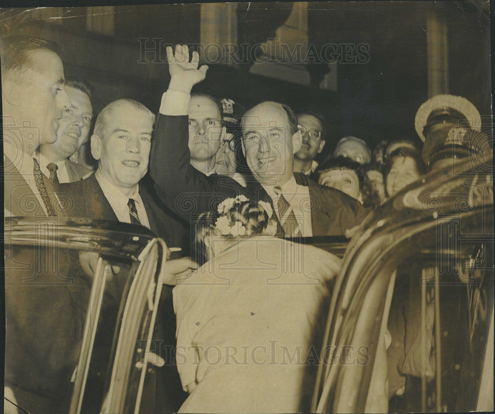 1956 Press Photo Adlai Stevenson Leaving Sheraton Blackstone Hotel Chicago - Historic Images