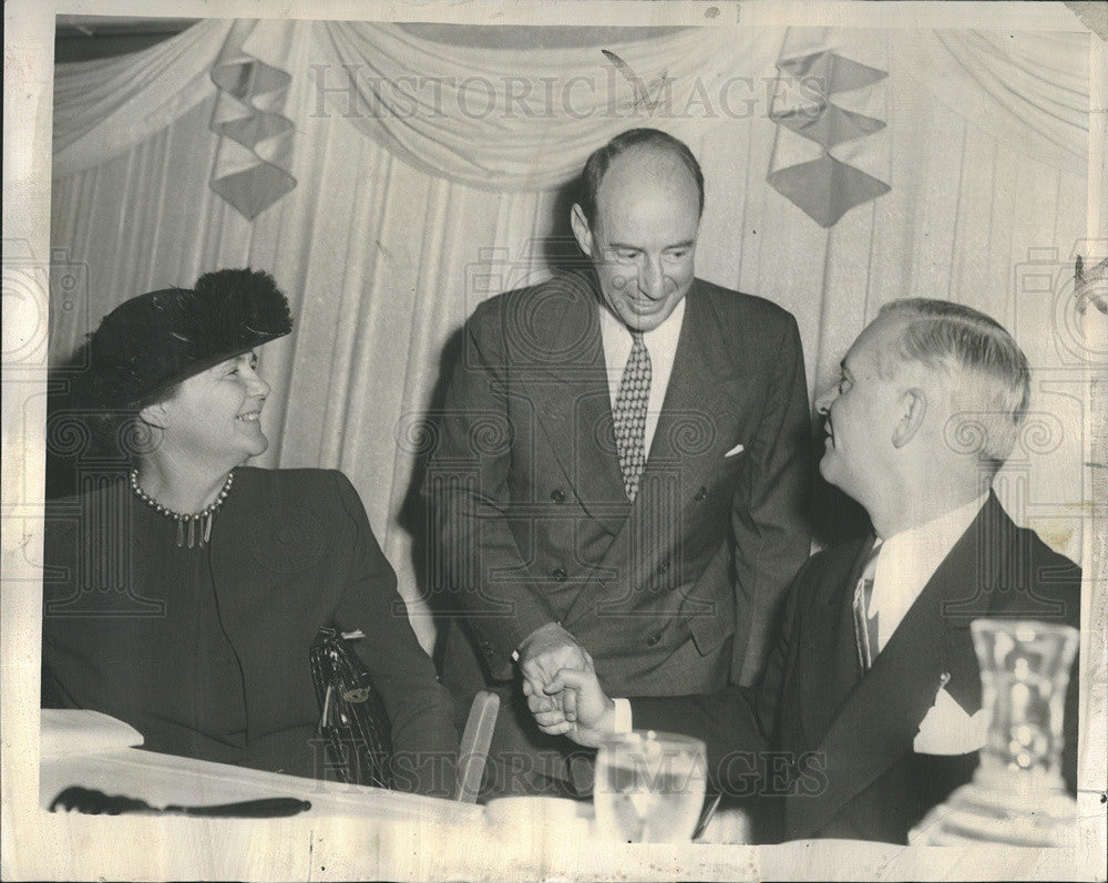 1948 Press Photo Adlai Stevenson Greets Governor Dwight H. Green Banquet Hall - Historic Images