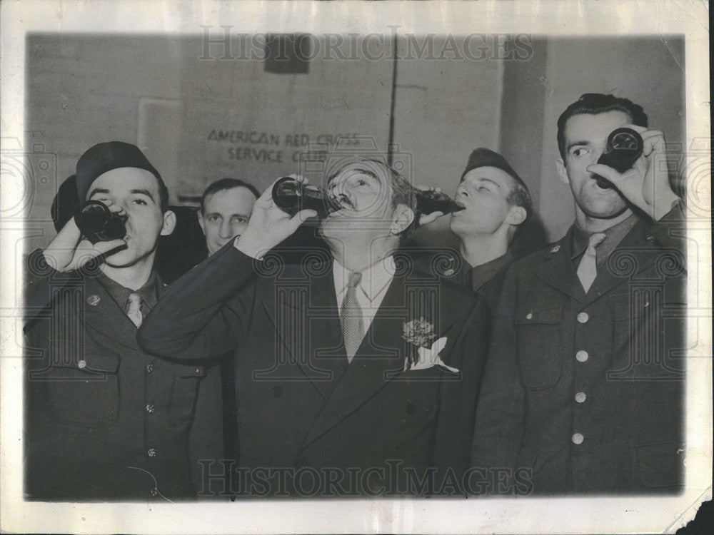 1943 Press Photo Adolph Meniou Entertain Soldiers Overseas - Historic Images