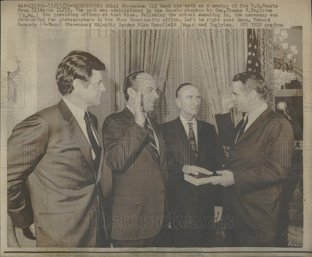 1970 Press Photo Adlai Stevenson III takes his oath as a member of the US Senate - Historic Images