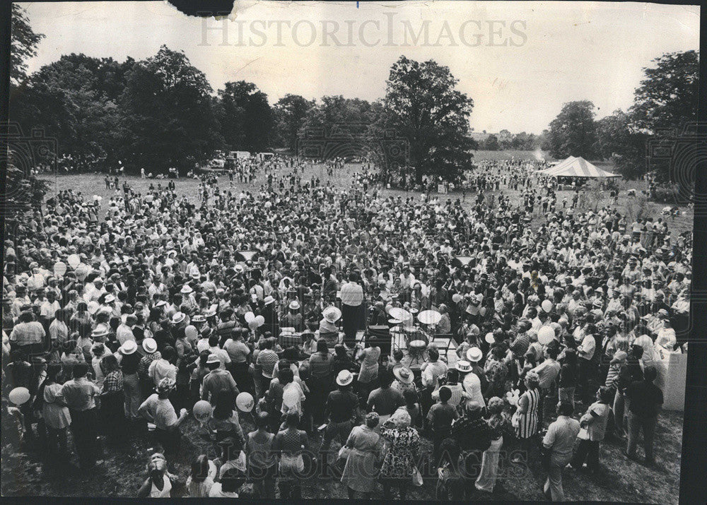 1974 Press Photo Sen. Adlai Stevenson and guests at family farm  for rally - Historic Images