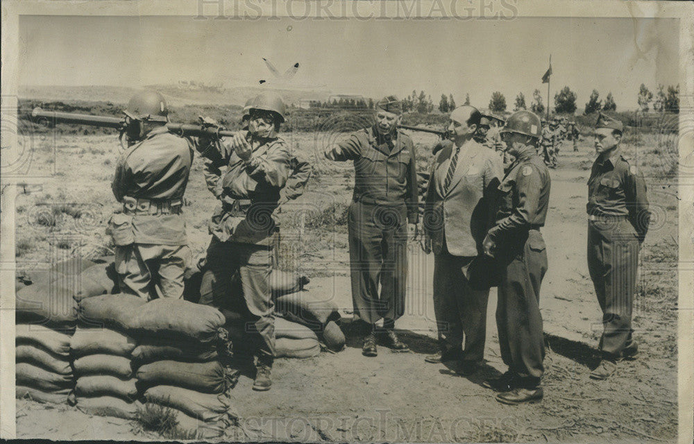 1952 Press Photo Illinois Governor Adlai Stevenson Inspecting National Guard - Historic Images