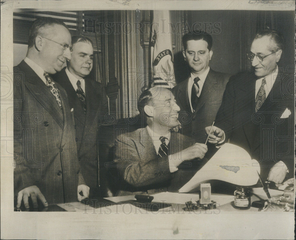 1951 Press Photo Governor Adlai Stevenson Signing House Bill 74 Fred Pretzie - Historic Images