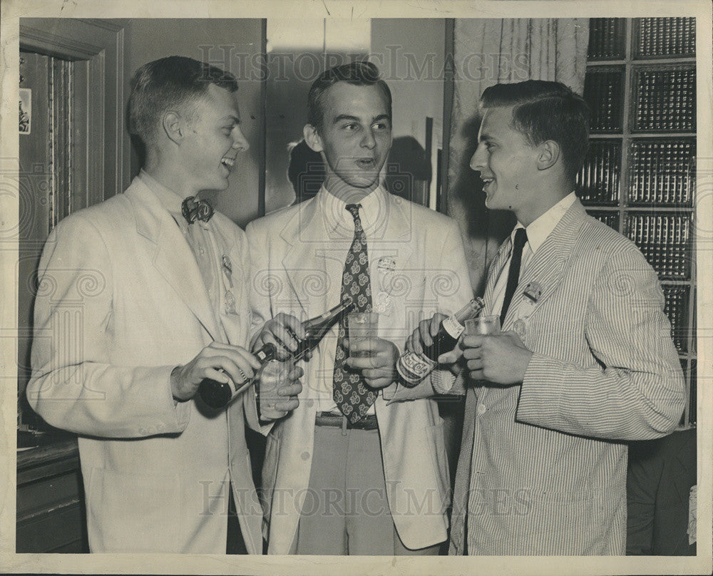 1948 Press Photo Adlai Stevenson Ralph Robinson And Tim Ines At Convention - Historic Images