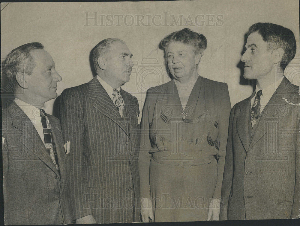 1949 Press Photo First Lady Eleanor Roosevelt David H. Cahn Melvin Todes - Historic Images