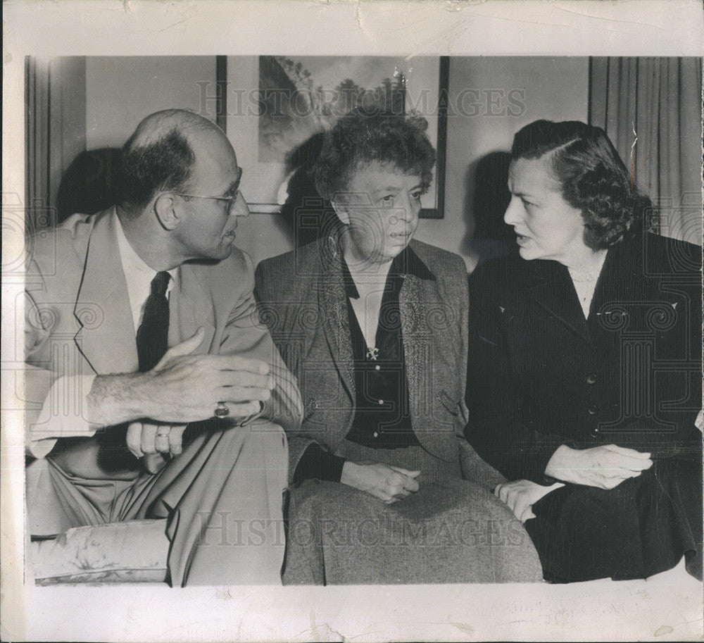 1950 Press Photo Mrs. Eleanor Roosevelt with Son James Roosevelt. - Historic Images